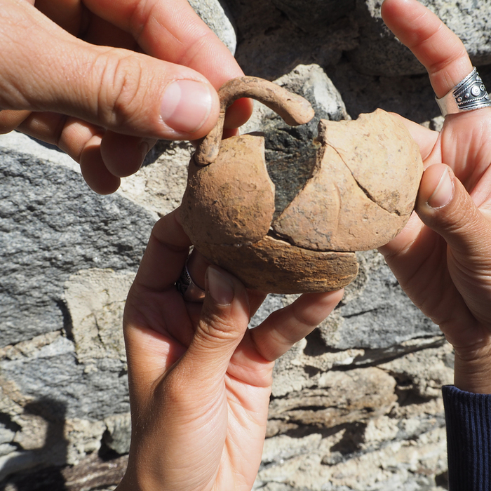 bresto-2016-01-mycenaean-alabastron_700x700_crop_478b24840a