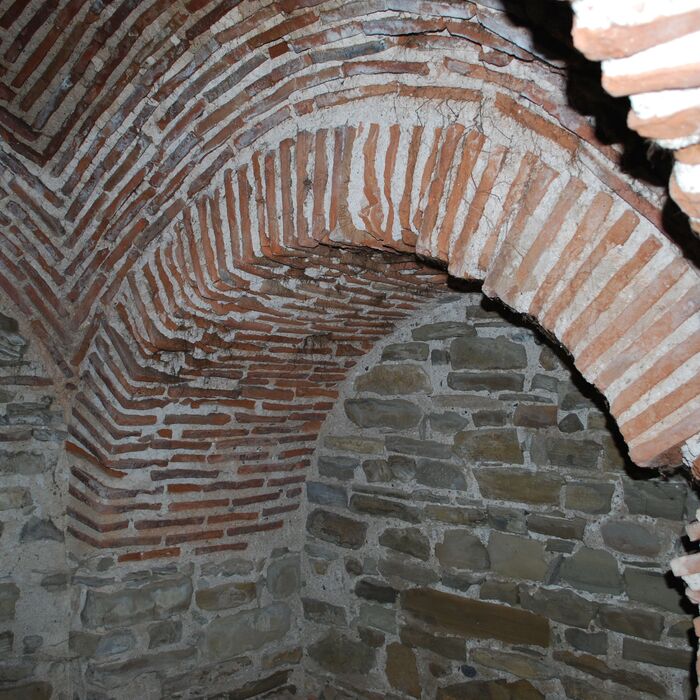 3-cross-vaulted-tomb-cemetery-basilica_700x700_crop_478b24840a